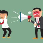 Jefe grita a empleado